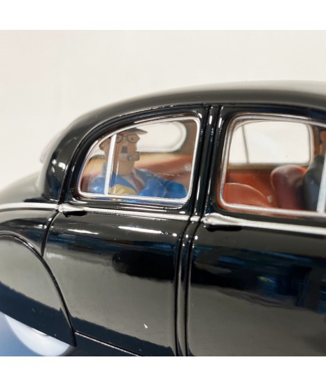 El coche a escala 1/24 – La MK1 de Dawson permite a los coleccionistas recrear escenas de Coke en Stock con gran fidelidad. Los artesanos diseñaron esta miniatura con precisión y cuidaron cada detalle del vehículo original. Esta miniatura a escala 1/24 ofrece un excelente nivel de realismo y resistencia. Puedes colocarla en vitrinas, estanterías o dioramas. Además, puedes combinarla con otros vehículos y figuras de Tintín para recrear escenas completas del cómic. La escala facilita observar cada elemento con claridad. Los coleccionistas valoran esta pieza por su acabado artesanal y su exclusividad. También resulta perfecta como regalo para fans del cómic europeo y amantes de las miniaturas. Cada coche aporta valor y personalidad a cualquier colección de Tintín. Para conservar el coche en perfecto estado, colócalo en un lugar protegido de la luz directa y del polvo. Así mantendrás sus colores y acabados durante mucho tiempo. Además, una buena conservación ayuda a mantener su valor como pieza de colección. Explora nuestra categoría de coches a escala 1/24 y descubre más modelos de Tintín. También puedes visitar Figuras Tintín TF1 para ampliar tu colección. Para más información sobre el universo de Tintín, consulta la Wikipedia de Tintín . Añade ahora el coche escala 1/24 – La MK1 de Dawson – Coke en Stock a tu colección y disfruta de una miniatura exclusiva, detallada y lista para exhibir con la garantía de calidad de La Cultural 12.