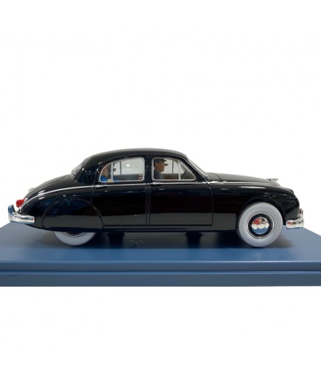 El coche a escala 1/24 – La MK1 de Dawson permite a los coleccionistas recrear escenas de Coke en Stock con gran fidelidad. Los artesanos diseñaron esta miniatura con precisión y cuidaron cada detalle del vehículo original. Esta miniatura a escala 1/24 ofrece un excelente nivel de realismo y resistencia. Puedes colocarla en vitrinas, estanterías o dioramas. Además, puedes combinarla con otros vehículos y figuras de Tintín para recrear escenas completas del cómic. La escala facilita observar cada elemento con claridad. Los coleccionistas valoran esta pieza por su acabado artesanal y su exclusividad. También resulta perfecta como regalo para fans del cómic europeo y amantes de las miniaturas. Cada coche aporta valor y personalidad a cualquier colección de Tintín. Para conservar el coche en perfecto estado, colócalo en un lugar protegido de la luz directa y del polvo. Así mantendrás sus colores y acabados durante mucho tiempo. Además, una buena conservación ayuda a mantener su valor como pieza de colección. Explora nuestra categoría de coches a escala 1/24 y descubre más modelos de Tintín. También puedes visitar Figuras Tintín TF1 para ampliar tu colección. Para más información sobre el universo de Tintín, consulta la Wikipedia de Tintín . Añade ahora el coche escala 1/24 – La MK1 de Dawson – Coke en Stock a tu colección y disfruta de una miniatura exclusiva, detallada y lista para exhibir con la garantía de calidad de La Cultural 12.